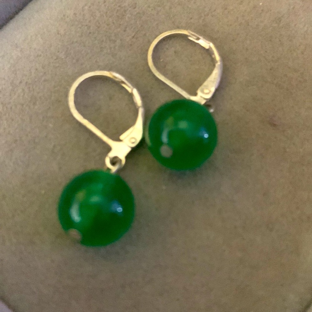 NEW Pretty classic Green Jade earrings - Picture 1 of 6